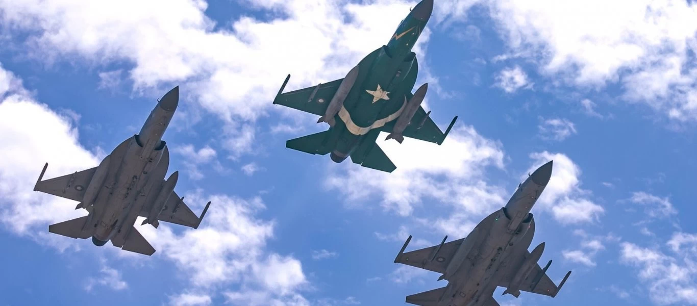 Πακιστανική «απόβαση» στην Αφρική: Η Νιγηρία παράγγειλε 40 μαχητικά JF-17